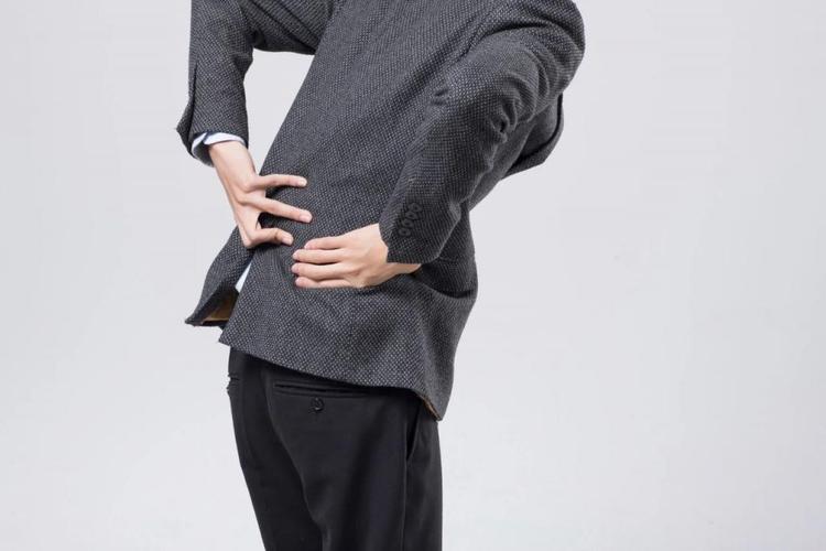 闪腰了怎么办吃什么好按摩帮你治疗