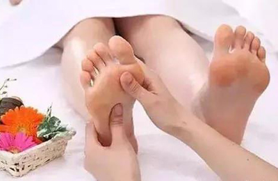 搓揉脚板底的脚筋