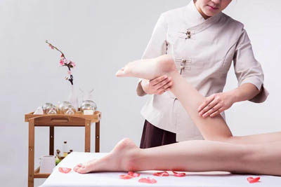 脾运化失调：推左侧小腿上的脾经。