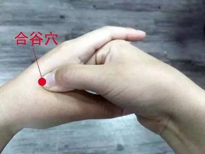 用一个小夹子，一分钟就能缓解头痛