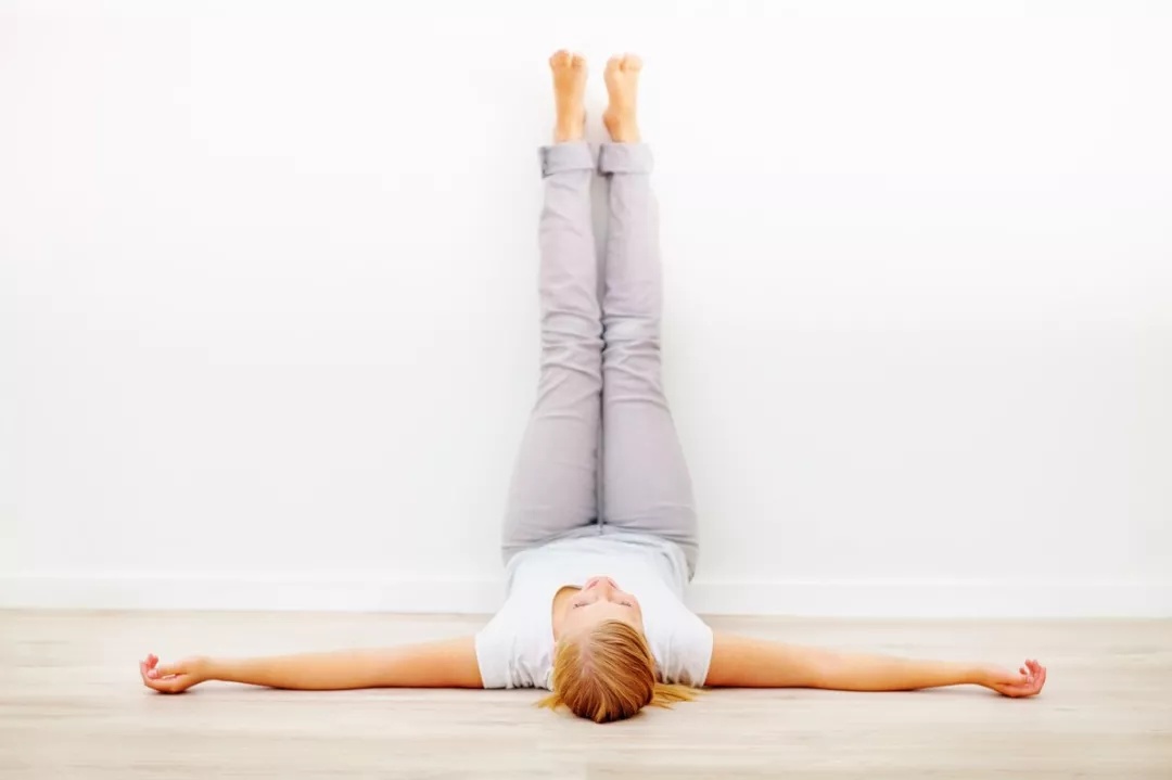 在家没有瑜伽垫？这8个动作在家“靠墙”就能练！