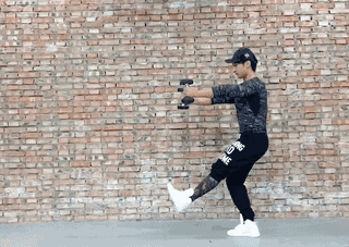 △ 负重单腿下蹲